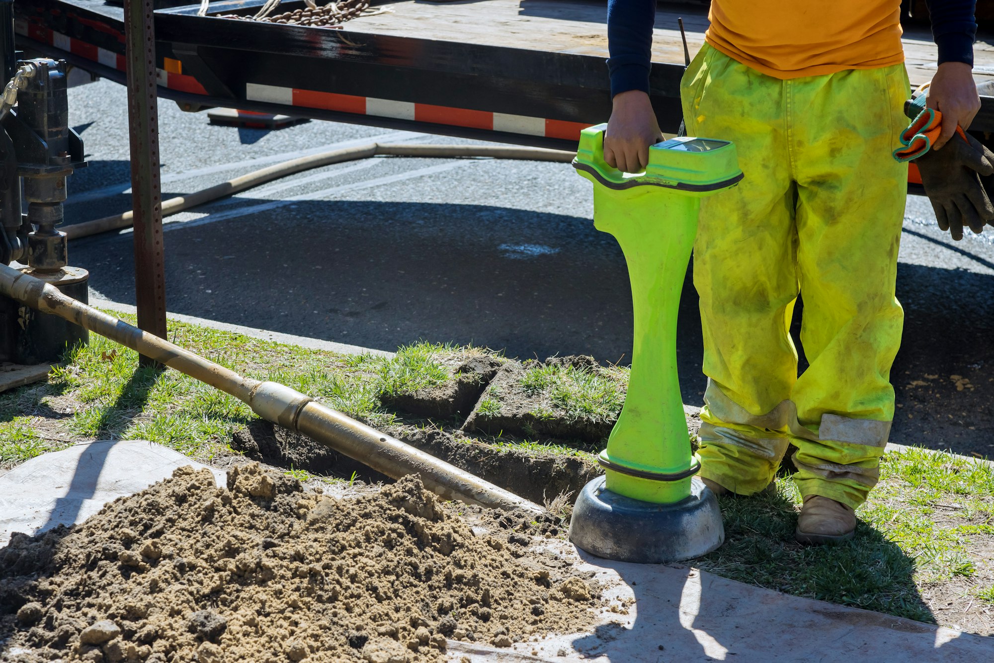 Construction works of a drilling machine for detect the fiber optic of pipeline